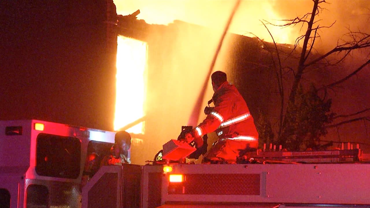 Incendio consume complejo de apartamentos en Windcrest 