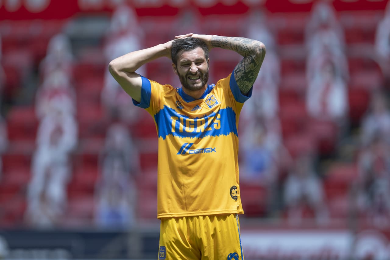 Alexis Canelo dispara y vuela el esférico; saque de meta de Carlos Galindo.