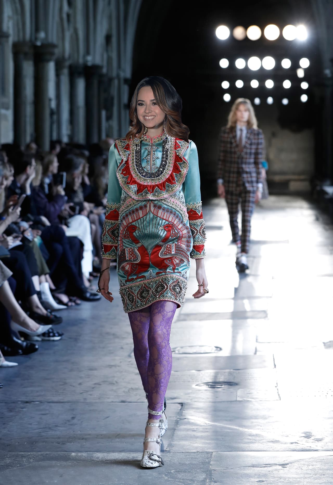 La psicodelia de los años 70, la mezcla insospechada de colores, las referencias étnicas están más en vanguardia que nunca y podría ser una ruta interesante para evitar que la referencia retro te haga parecer disfrazada.