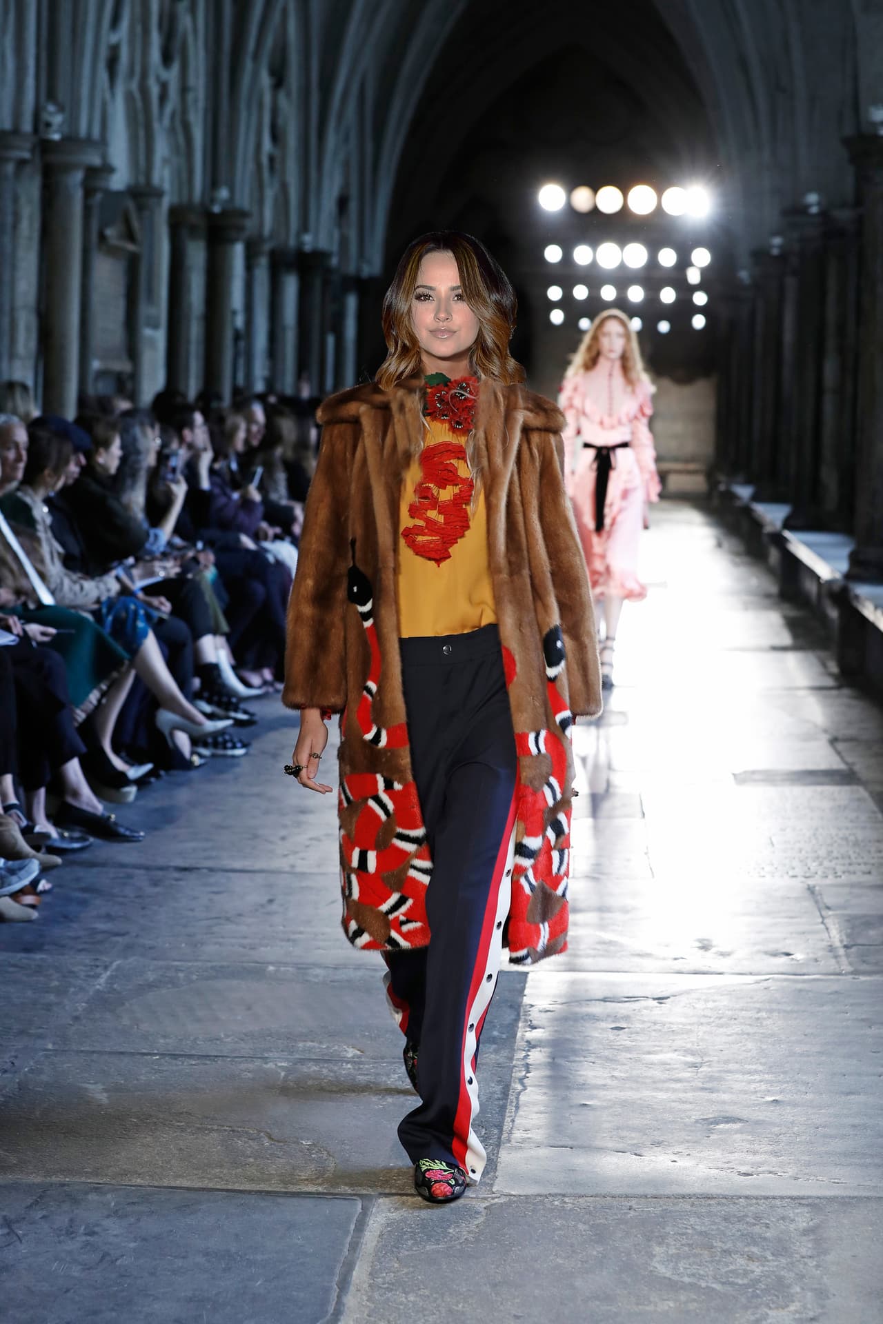 También nos encantaría verla llegar con un irreverente abrigo de 'patchwork' y peluche que recree los aires de las divas del cine de los años 70.