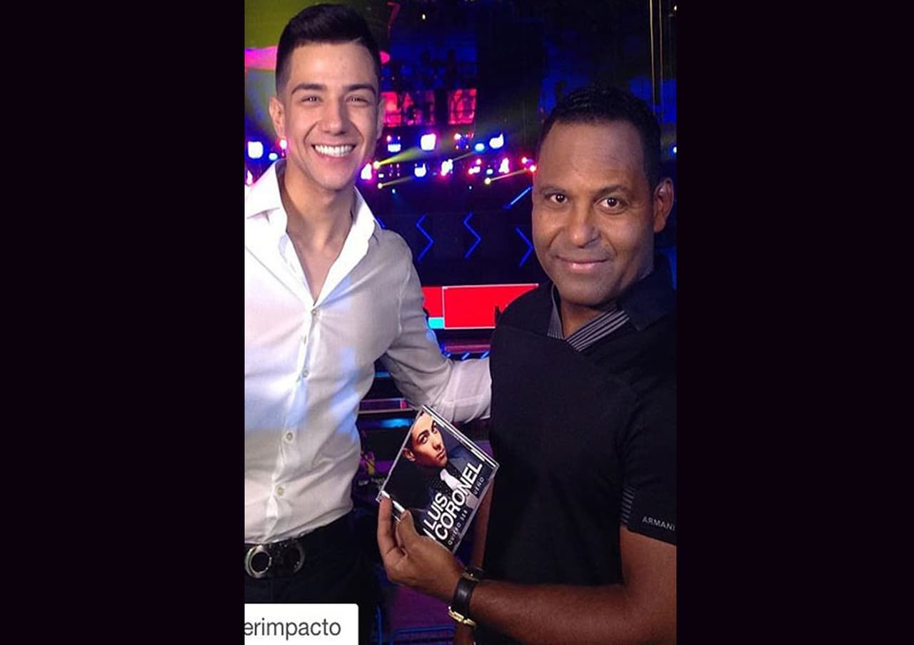 ¡Qué presumido! Tony Dandrades tuvo en sus manos el más reciente disco de Luis Coronel y lo mostró en los ensayos de Premios Juventud.