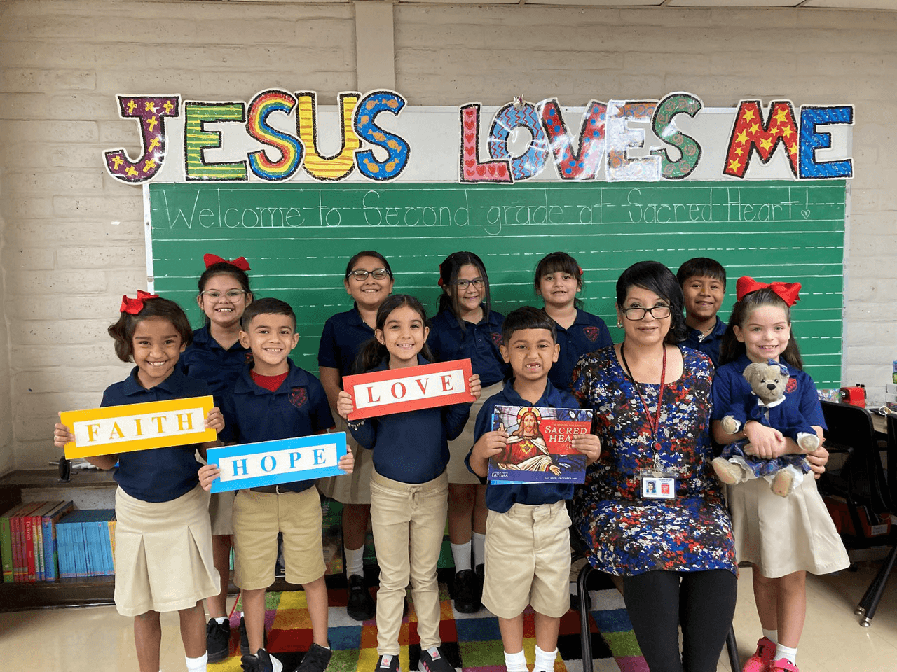 Exalumnos de la Escuela Primaria Robb dicen que están felices de estar de vuelta en un salón de clases en una nueva escuela después de sobrevivir a lo impensable el pasado 24 de mayo.
<br>
<br>Estos estudiantes que escribieron cartas al Vaticano se transfirieron de Robb a la Escuela Católica del Sagrado Corazón con becas de la Extensión Católica, una organización sin fines de lucro con sede en Chicago, para el año escolar 2022-2023.
<br>