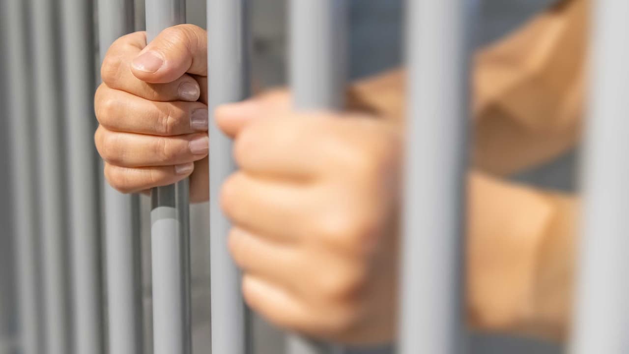 Violencia en cárceles de San Francisco: cierran prisiones por ataques a guardias