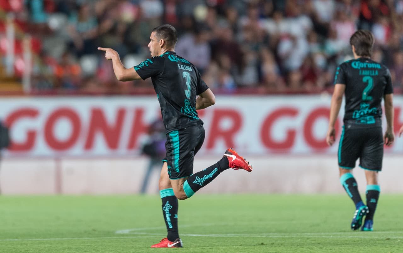 Entonces apareció el empate al minuto 18 del primer tiempo por medio de un golazo de Gerardo Alcoba y la iguadad 1-1.