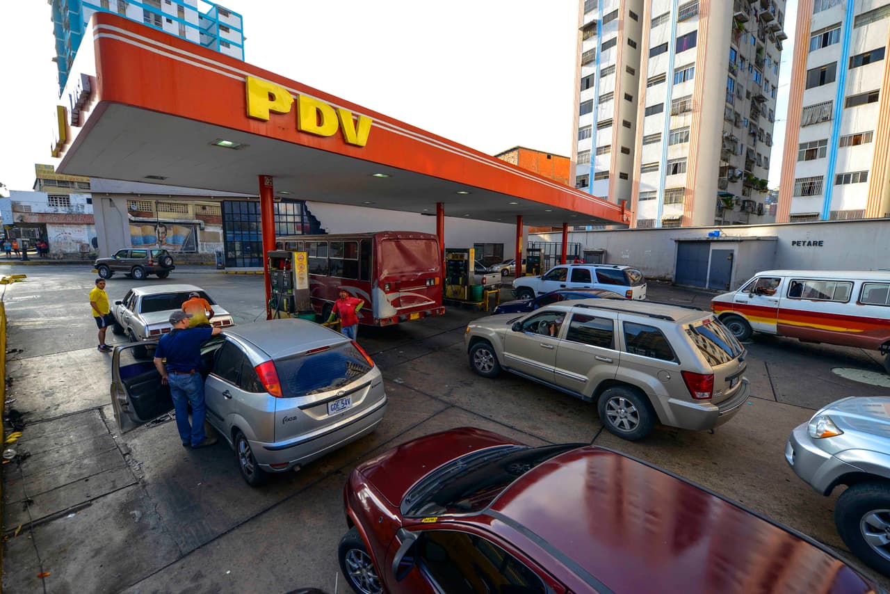 La gente hizo fila para poner gasolina luego del apagón nacional que empezó el jueves en la tarde y llevó a la suspensión de clases y actividades.