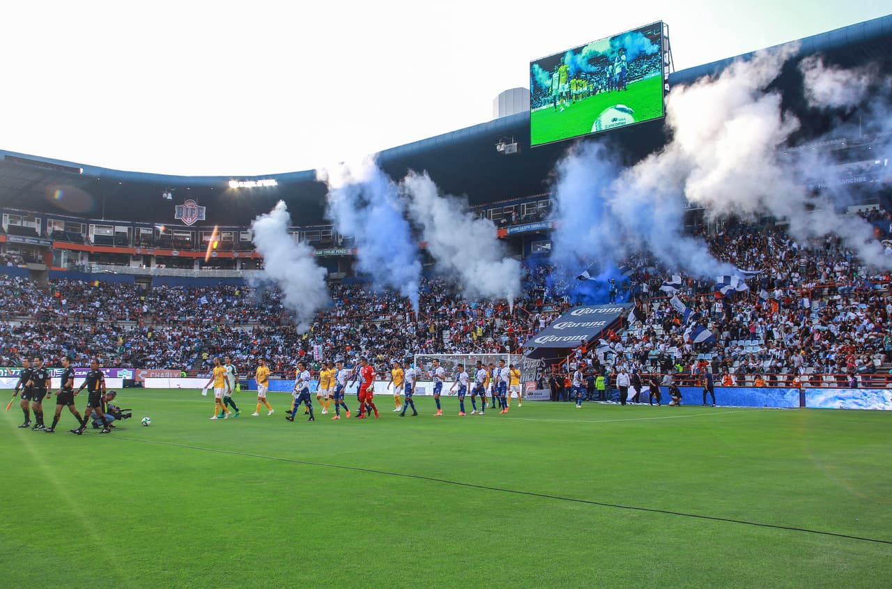 Como era de esperarse, a pesar de ser miércoles, hubo una gran entrada para ver a los Tuzos en su casa, la gente de Pachuca hizo la tarea de llenar los asientos del Estadio Hidalgo.