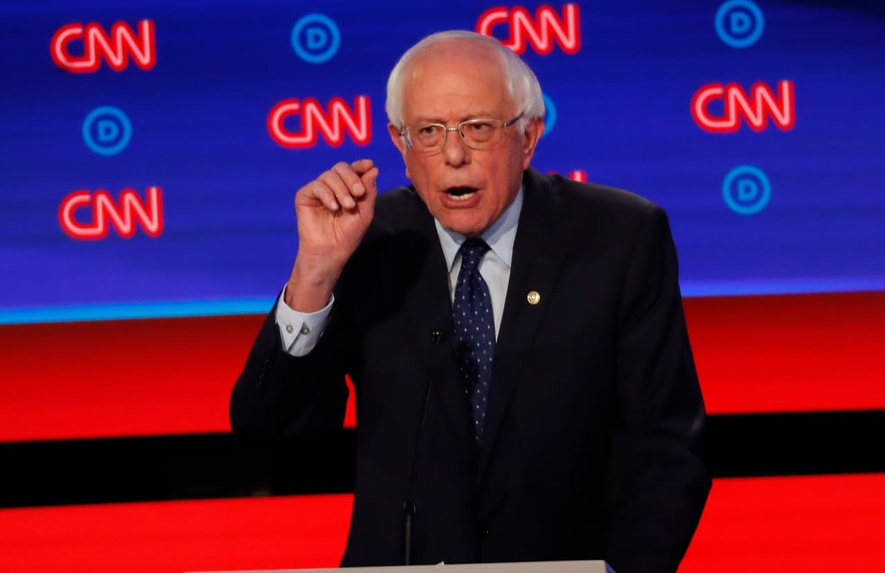El senador Bernie Sanders fue uno de los más beligerantes en el debate. Defendió la salud como un "derecho humano" al que tendrán acceso de forma gratuita no solo todos los estadounidenses, sino también los inmigrantes irregulares si él llega a la Casa Blanca. "¡No es un negocio!", replicó a quienes lo cuestionaron. Fue también de los pocos que no cumplió las normas del debate, interrumpiendo y contestando sin esperar su turno.