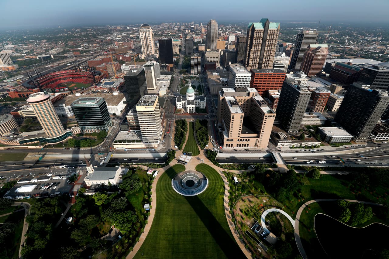 <b>3. Missouri.</b> Está entre los primeros puestos sobre todo por lo accesible que se hace vivir en el estado, pero también porque su clima es uno de los mejores. Su criminalidad podría ser uno de los contras para retirarse en este estado, pues sus cifras —que no se desglosan por delito en el
<i>ranking</i>— lo llevan al puesto 42 de la lista.