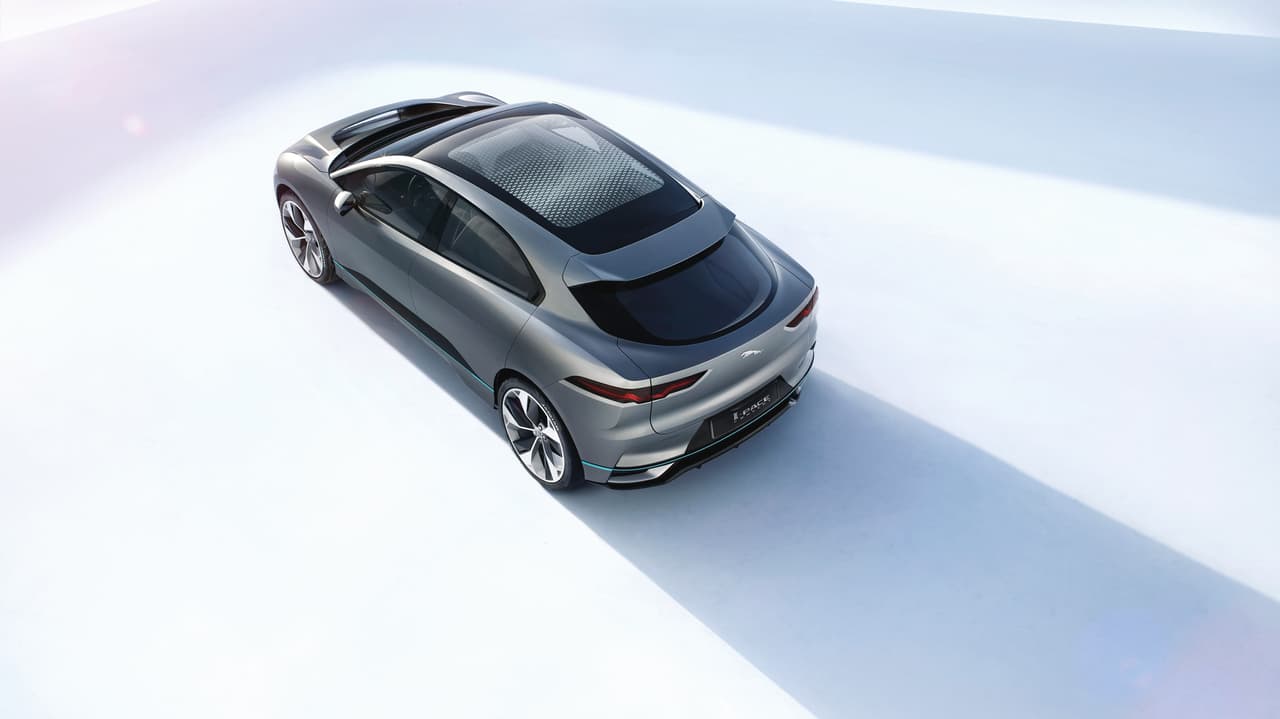Cuando finalmente llegue la versión de producción de la I-Pace Concept, que según la marca estará en las calles en el año 2018, no sólo será la primera crossover eléctrica de la marca, sino que también será el 
<b>primer vehículo eléctrico derivado de una nueva plataforma que pretende sustentar una gran variedad de autos no contaminantes</b> tanto de Jaguar como de su marca hermana Land Rover, saltando así sobre de los alemanes en una movida que nadie anticipó.