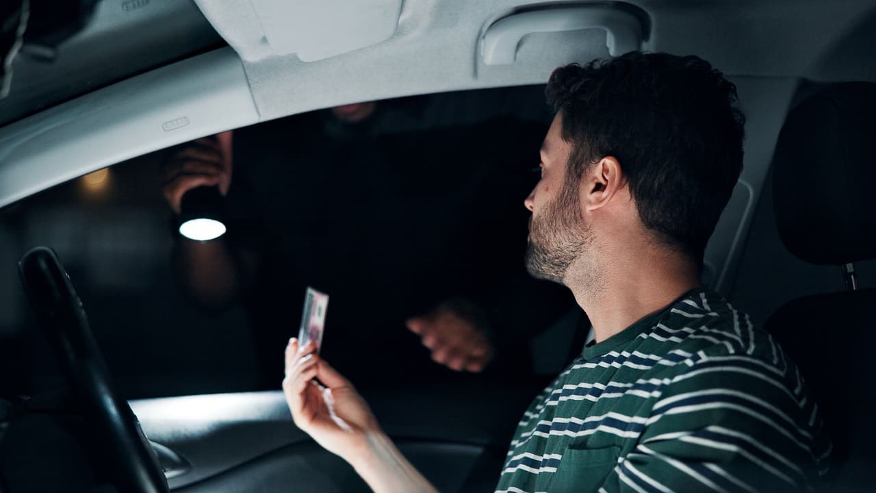 <h3 class="cms-H3-H3">Cuándo sí puede ser delito 🔎</h3> El problema aparece cuando 
<b>el viaje ayuda a esa persona a esconderse de las autoridades o forma parte de un cruce o traslado irregular.</b>
<br>
<a href="https://www.justice.gov/archives/jm/criminal-resource-manual-1907-title-8-usc-1324a-offenses" target="_blank">La ley federal (8 U.S.C. §1324)</a> castiga transportar a alguien para facilitar que esté o siga en el país sin autorización.
<br>
<b>👉🏻 Esto incluye situaciones como:</b> recoger a personas cerca de la frontera como parte de un cruce, moverlas para evadir migración o llevarlas como parte de una red de transporte. 
<br>
<a href="https://nipnlg.org/" target="_blank">National Immigration Project </a>resume que 
<b>los fiscales deben probar que el viaje “ayuda” a esa violación migratoria.</b>