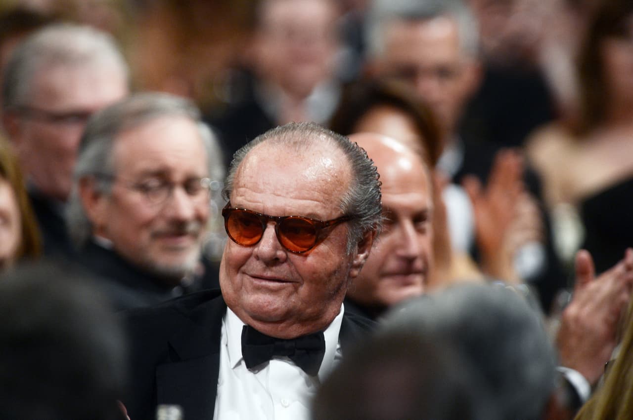 June, quien se hacía pasar por la hermana mayor de Jack Nicholson, quedó embarazada a los 17 años y no sabía quién era el padre, por lo que sus padres decidieron criarlo como si fuera suyo y no decirle quién era la verdadera madre, según la investigación citada por el medio español.