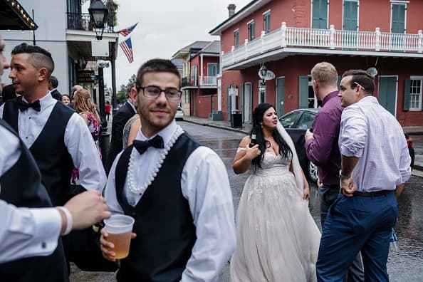 Antes del huracán, esta pareja decidió seguir su celebración de boda en las calles de Nueva Orleans.