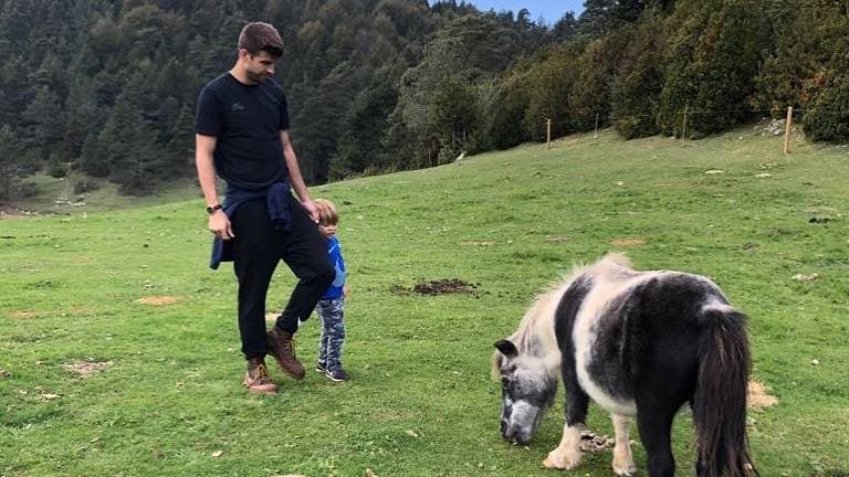 Gerard Piqué, defensa del Barcelona, disfruta del campo con sus hijos.