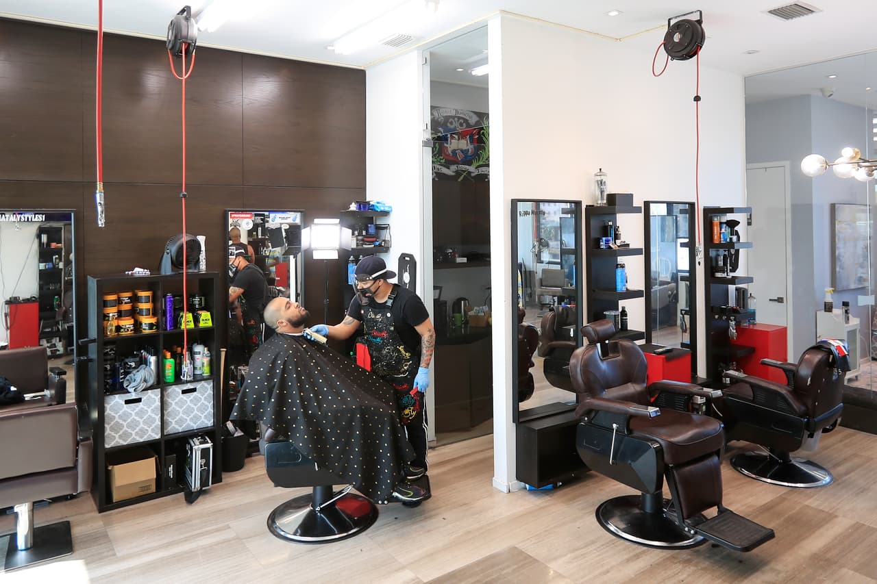 Las barberías tuvieron algunos clientes y se pudo ver a sus empleados cumpliendo con las medidas de distanciamiento social para evitar la propagación del coronavirus. 
<br>