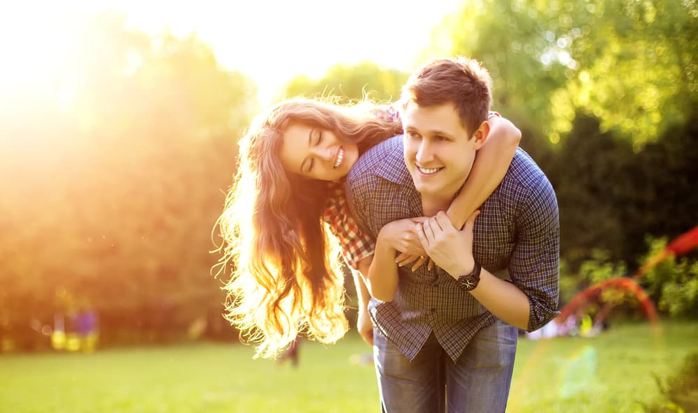 Divertida, movida, dadas las características de ambos, sin embargo, la personalidad geminiana se sentirá molesta con las actitudes de “mando” de Leo y esto puede ocasionar conflictos. Por otra parte, Leo exige más atención, y esto no lo encuentra en Géminis que es más versátil y variado. Es movida, pero inestable.