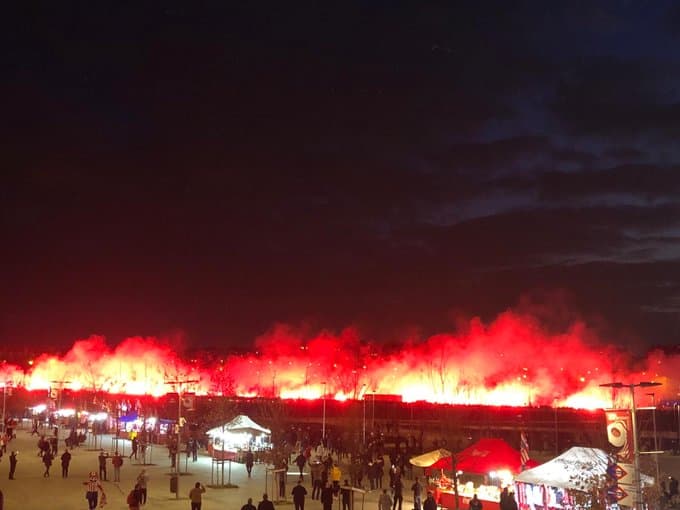 Bengalas, camisetas, bufandas y mucha alegría para la ida de los 8vos de final entre el Atleti y el Liverpool.