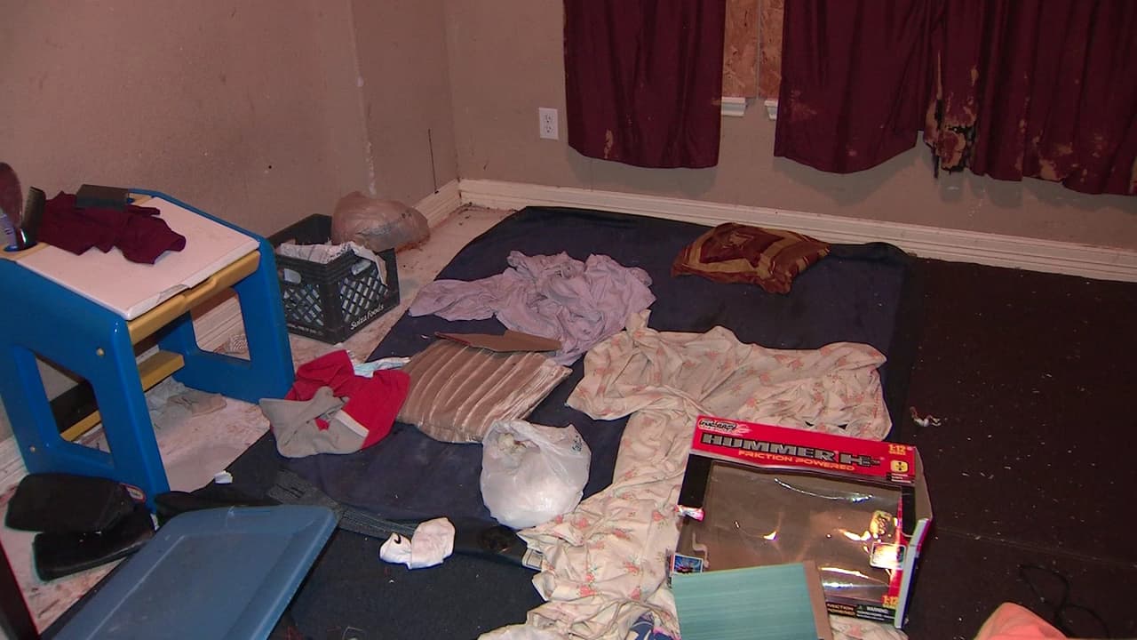 El cuarto que compartir los siete menores tenía un fuerte hedor a orina.