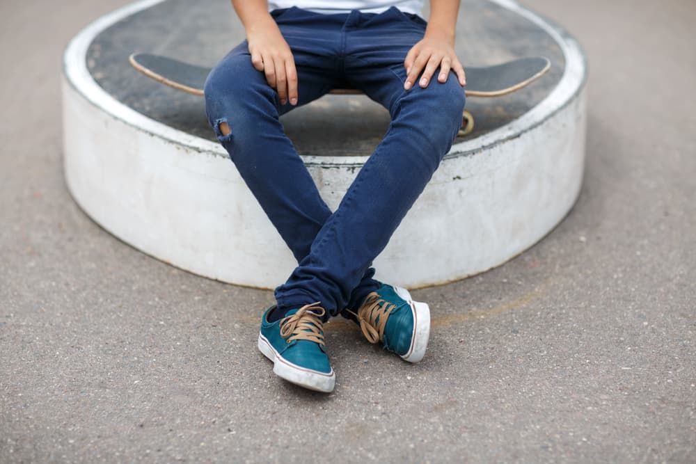 Denota impaciencia y suele irritar a quien está junto a quien se pasa todo el tiempo subiendo y bajando las piernas como si tuviera puesto un electrodo en las mismas.
<br>Se observa con más frecuencia en el signo de 
<b>Leo</b>.