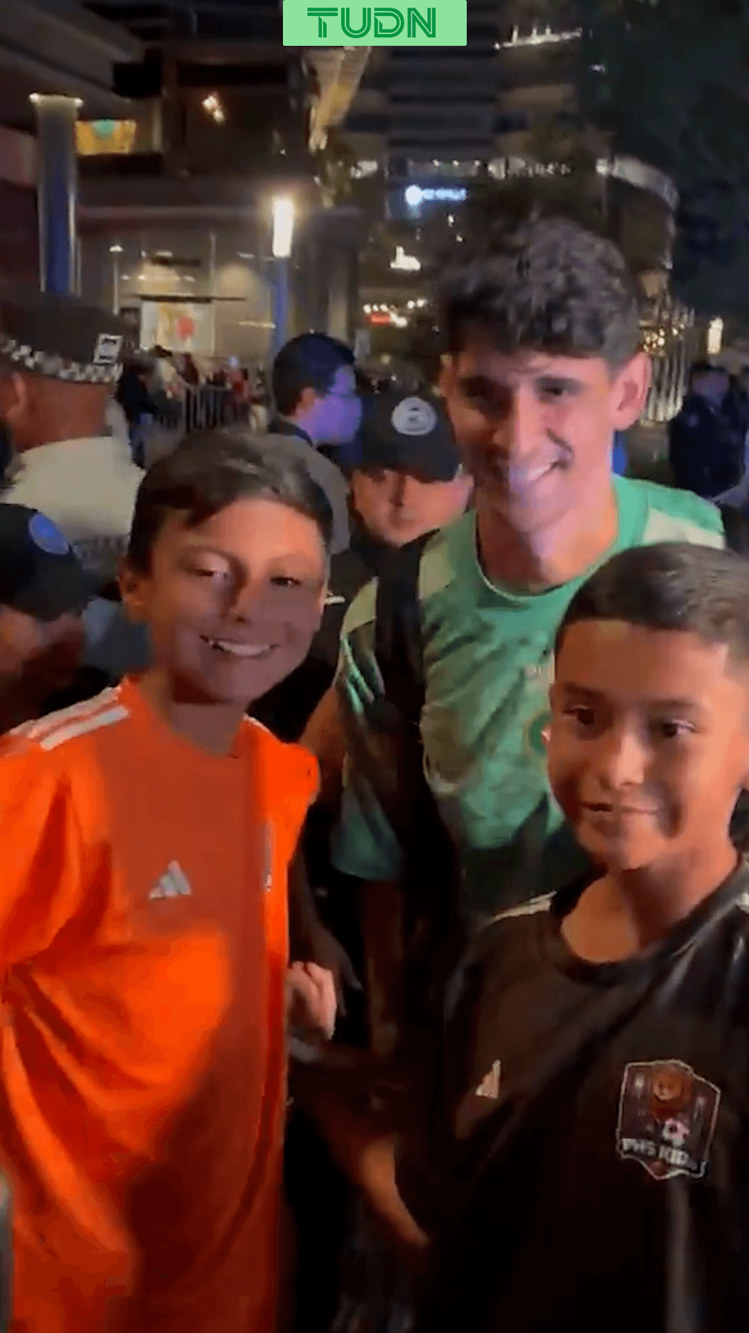 Bounou recompensa a niños mexicanos tras llegada de Marruecos a Monterrey