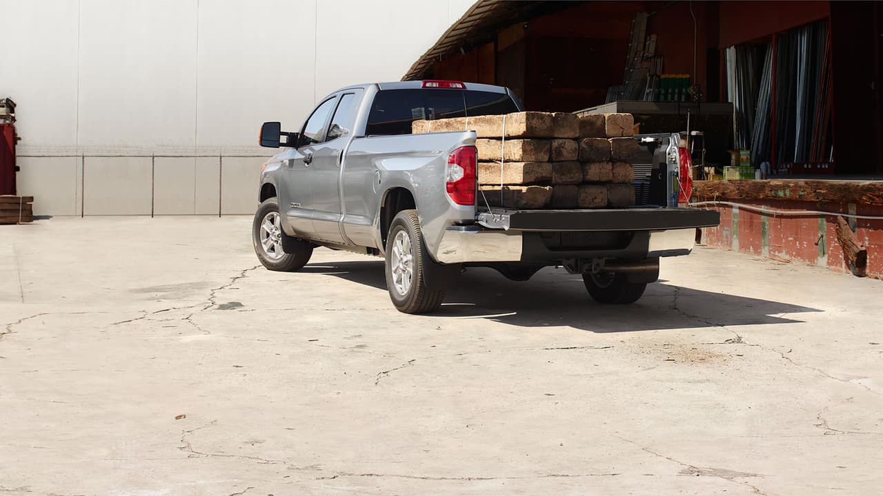 <b>Variaciones de la pickup tamaño familiar</b>: El segmento de la pickup gigante también está subdividida en 
<b>pickups de carga liviana</b> y de 
<b>carga pesada</b>, en función de la capacidad de carga útil de los de los camiones. 
<br>
<br>En la imagen: 
<b>Toyota Tundra Double Cab 2017</b>