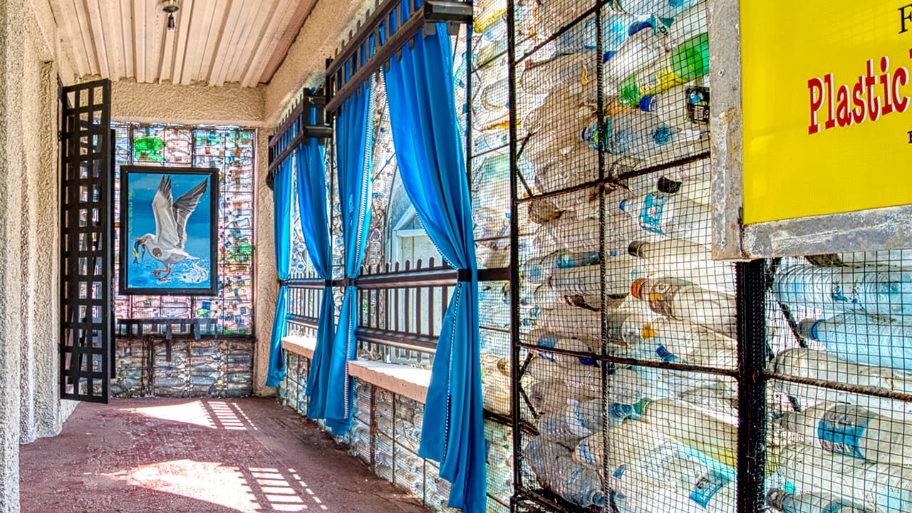 ¿Vivirías en una casa de botellas de plástico?: el pueblo construido con desechos en una isla paradisiaca del Caribe (fotos)