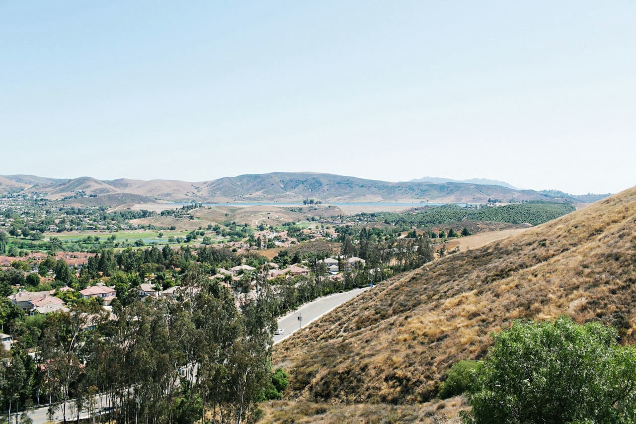 <b>Simi Valley</b>, en el condado de Ventura, se ubica en el lugar 40.
<br>
<br>
<b>Población:</b> 126,635
<br>
<b>Salario promedio: </b>$93,516
<br>
<b>Tasa de crimen violento: </b>1.45 por cada mil habitantes
<br>
<b>Tasa de crimen a la propiedad: </b>14.40 por cada mil habitantes
<br>