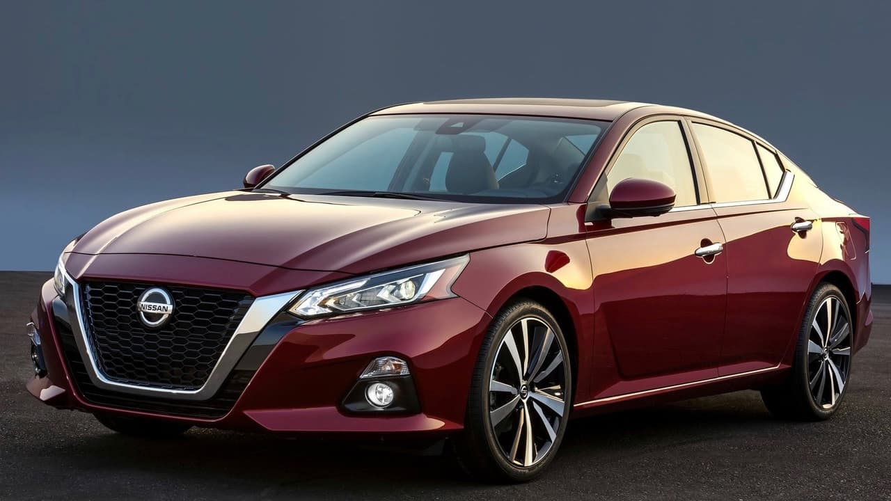 <h3 class="cms-H3-H3"><b>7. Nissan Altima</b></h3>
<br>
<b>Precio inicial: $23,750</b>
<br>
<b>Diferencial porcentual de precio sobre modelo de un año de uso: 32.6%</b>
<br>
<b>Diferencial de precio en dólares sobre modelo de un año de uso: $7,984</b>
<br>Este popular sedán de Nissan es el tercer sedán mediano más vendido en Estados Unidos y tiene la particularidad de poder ser equipado con tracción integral. Para 2019 el Nissan Altima fue sustituido por un 
<b>modelo totalmente nuevo </b>y más competitivo.