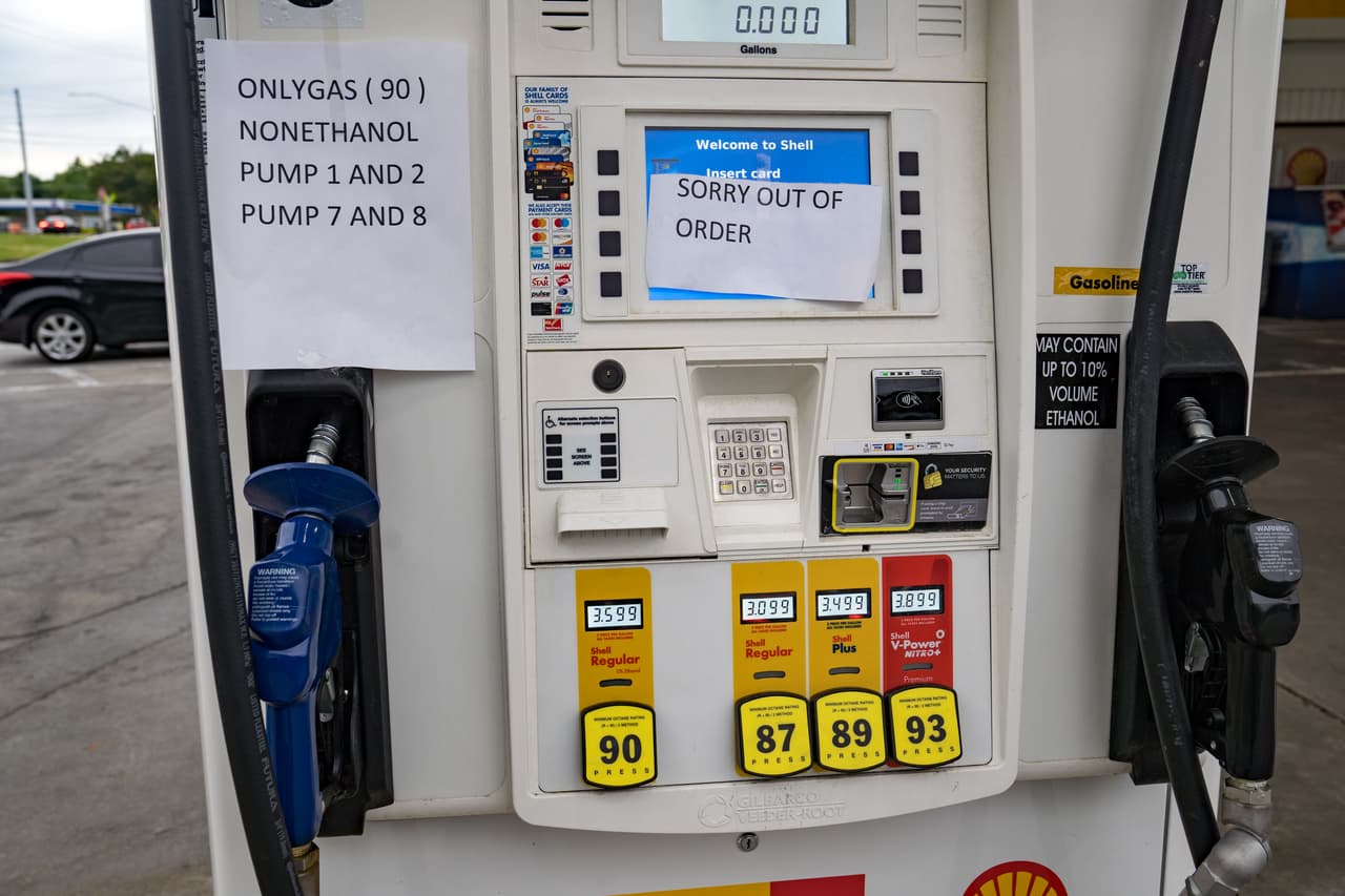 <b>Te detallamos a cuánto está el galón de gasolina en los estados abastecidos por Colonial Pipeline, usando los precios de la AAA:</b>
<br>
<br>⛽️ Texas: $2.75
<br>⛽️ Louisiana: $2.70
<br>⛽️ Mississippi: $2.71