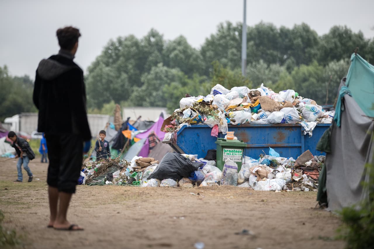 <b>Puesto 10. Serbia: 8.9 toneladas métricas de desperdicios anuales por persona.</b> Al igual que otros países de esta lista, Serbia genera una gran cantidad de desechos de la industria de la construcción, casi el 70% de las 62 millones de toneladas métricas totales de basura que produce al año. En este país, de unos 7 millones de habitantes, la construcción ha experimentado un auge en los últimos años pero no ha sido acompañada de regulaciones para la gestión adecuada de los desperdicios.