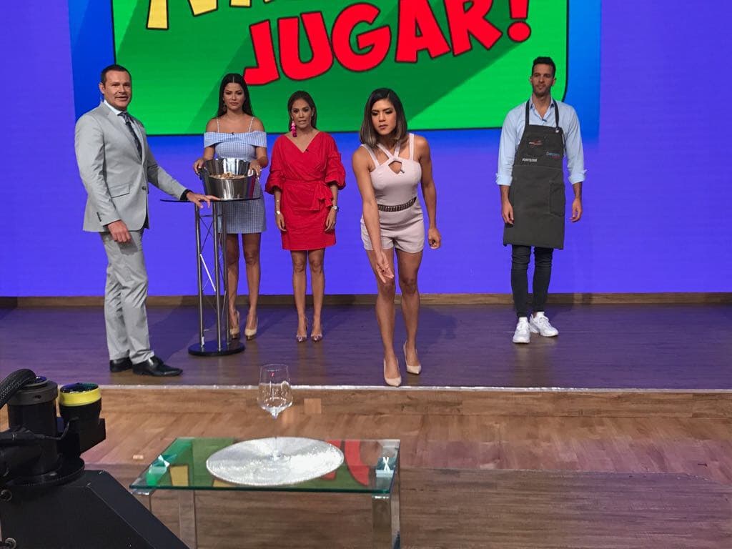 Francisca fue la primera en lanzar un corcho de vino dentro de una copa, pero no le atinó.