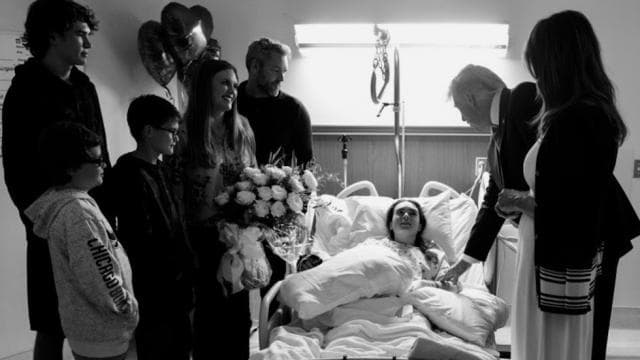 Imagen de la pareja presidencial junto a una de las sobrevivientes de Parkland.