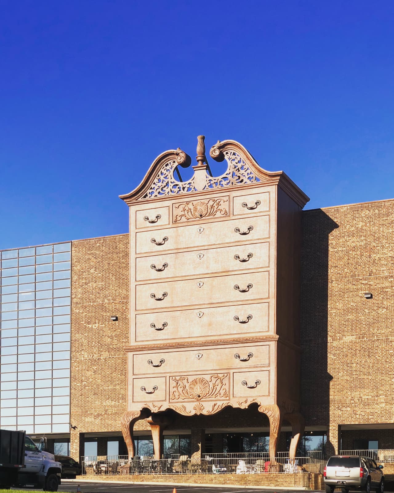 <b>World’s Largest Chest of Drawers and Highboy (High Point)</b>
<br>
<b>Sitio web</b>: 
<a href="https://www.furniturelandsouth.com/">https://www.furniturelandsouth.com/</a> 
<br>
<b><a href="https://maps.app.goo.gl/9KJVpuVEXmPQ2mYLA">Cómo llegar</a> </b>
<br>
<br>Visita High Point, la "Capital mundial de muebles para el hogar", y no tendrás solo una, sino dos cómodas gigantes para ver, así como una cómoda alta gigante adicional.