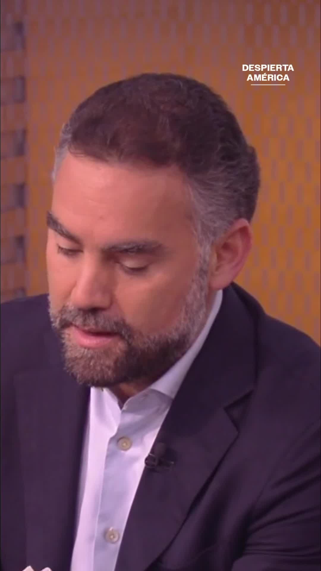 Enrique Acevedo lee la emotiva dedicatoria a su familia plasmada en su nuevo libro