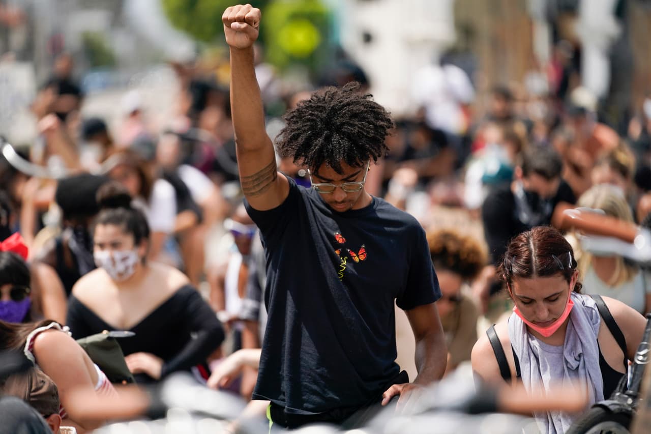 Entre las protestas en Los Ángeles, también se realizó una en Venice Beach. Las reacciones de la gente en la calle fueron mayormente negativas a la orden de
<a href="https://www.univision.com/temas/donald-trump">Donald Trump</a> de reprimir una manifestación pacífica en la capital y su amenaza de movilizar al ejército.