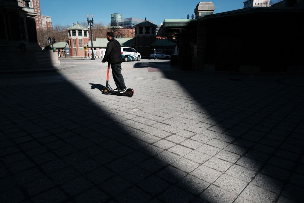 <h2 class="cms-H2-H2">7. Providence, Rhode Island</h2>
<br>
<br>La ciudad de Providence experimentó un aumento de la población del 6.4%, junto con un aumento del empleo y de los ingresos del 11.6%. Mientras que el precio de la vivienda aumentó más de un 60% desde 2020 hasta este año, lo que sugiere una gran demanda en esta capital.
<br>
<br>“Con una fuerte escena artística y una creciente reputación como ciudad favorable para las nuevas empresas, Providence se ha convertido en un lugar atractivo para vivir”, dice el estudio.
<br>