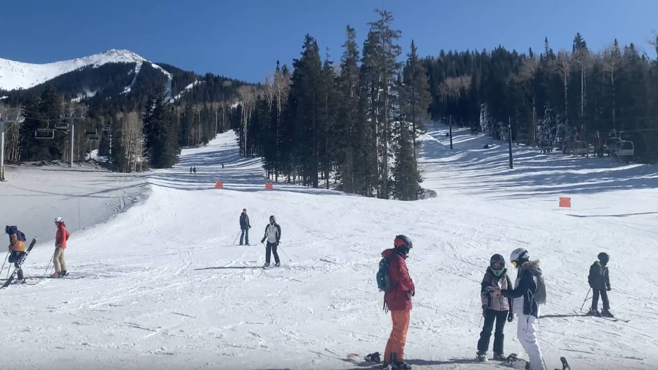 El Arizona Snowbowl esta abierto todos los días de 9 am a 4 pm; los boletos en enero comienzan en $49 solo en línea. 
<br>