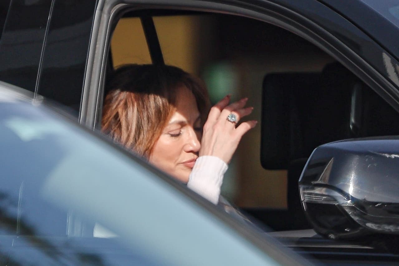 JLo fue captada utilizando un anillo, presuntamente el que Ben Affleck le habría dado cuando se comprometieron.