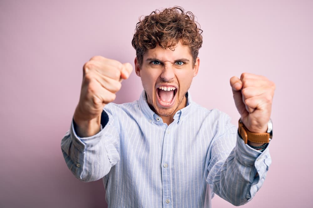 Pero podrías perder los estribos cuando te topes con personas realmente agresivas e insoportables. Tendrás que tener mucha paciencia y tolerancia, diplomacia, para no verte envuelto en situaciones dudosas familiares o legales. No quiere decir que no las tendrás, sino que al estar advertido, sabrás controlarte.
<br>