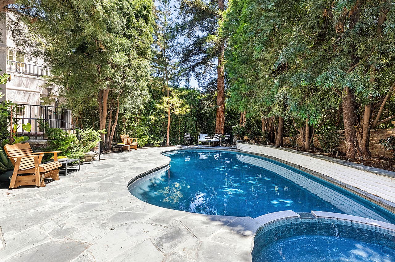 La propiedad está rodeada con setos y árboles que dan la apariencia de un pequeño bosque.
<br>