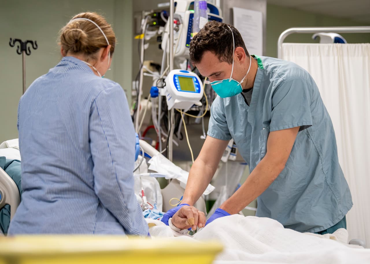 Las Unidades de Cuiados Intensivos en la Florida siguen llenándose con pacientes que presentan covid-19