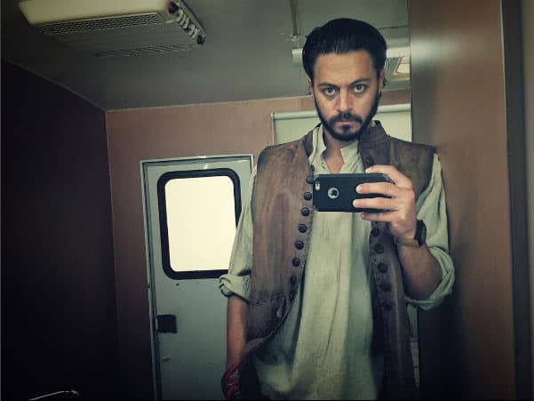 No le pierdas la pista a este galanazo, pues su carrera comienza a subir como la espuma.