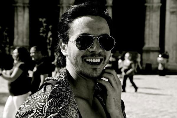 Su sonrisa y sus ojos color verde son dos de las cosas que más le gustan a las mujeres.