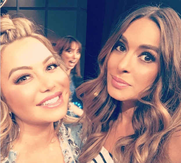 Galilea Montijo subió esta imagen a su cuenta de Instragram, señalando que le dio gusto saludar a su amiga Chiquis Rivera.