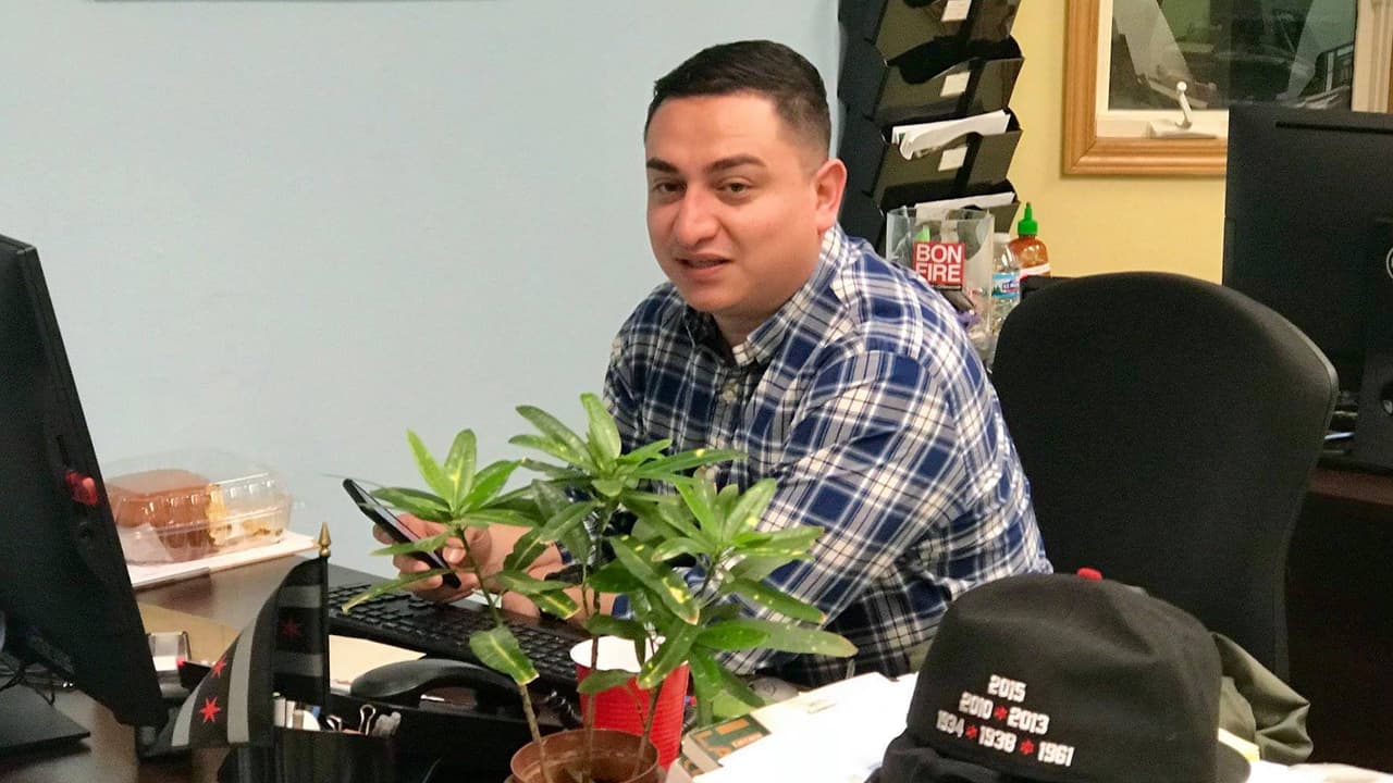 Francisco Lassio en su escritorio en una foto publicada el 23 de marzo del 2018 por el entonces Concejal Daniel Solís en su cuenta oficial de Facebook.