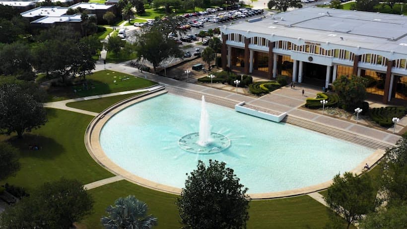 La Universidad Central de Florida, en Orlando, está entre las últimas 100 de la lista a nivel mundial, quedando en la posición 477.