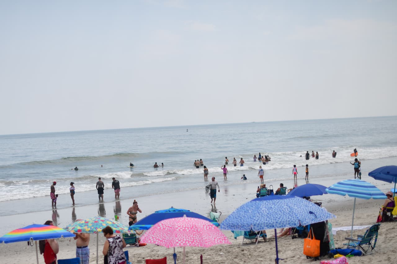 Los guardias patrullan las playas de 10 a.m. a 6 p.m. todos los días hasta que termine la temporada a finales de septiembre. Los surfistas y kayakistas solo pueden acceder a las playas de las avenidas New Hampshire, Pennsylvania, Raleigh y Rhode Island cuando hay socorristas de guardia, pero después del horario de atención las aguas están abiertas para todos.