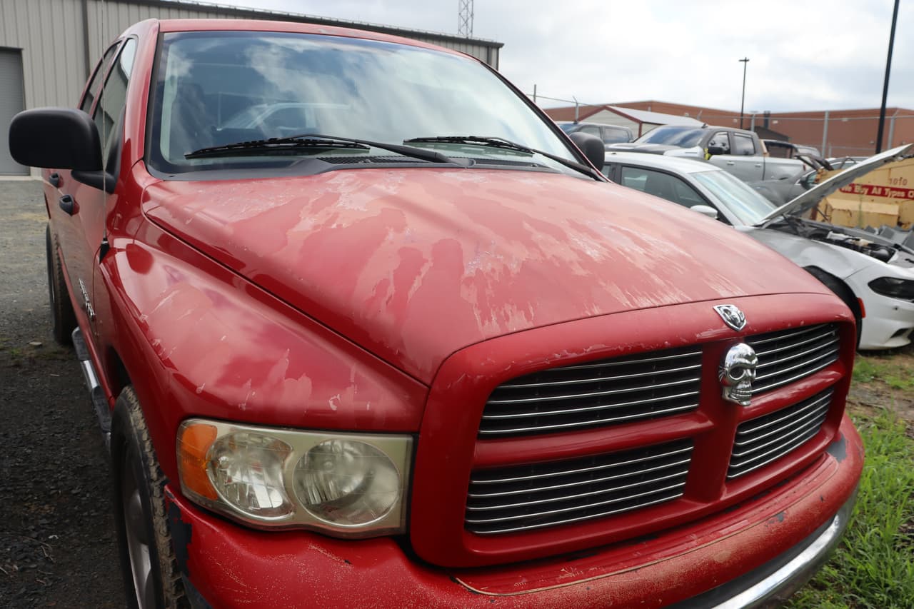 El Alguacil del condado Granville no dio detalles para no afectar la investigación, pero aseguró que encontraron armas en algunos de los vehículos. También notaron elementos extraños, como la calavera frente a esta otra camioneta abandonada por sus dueños durante la redada.