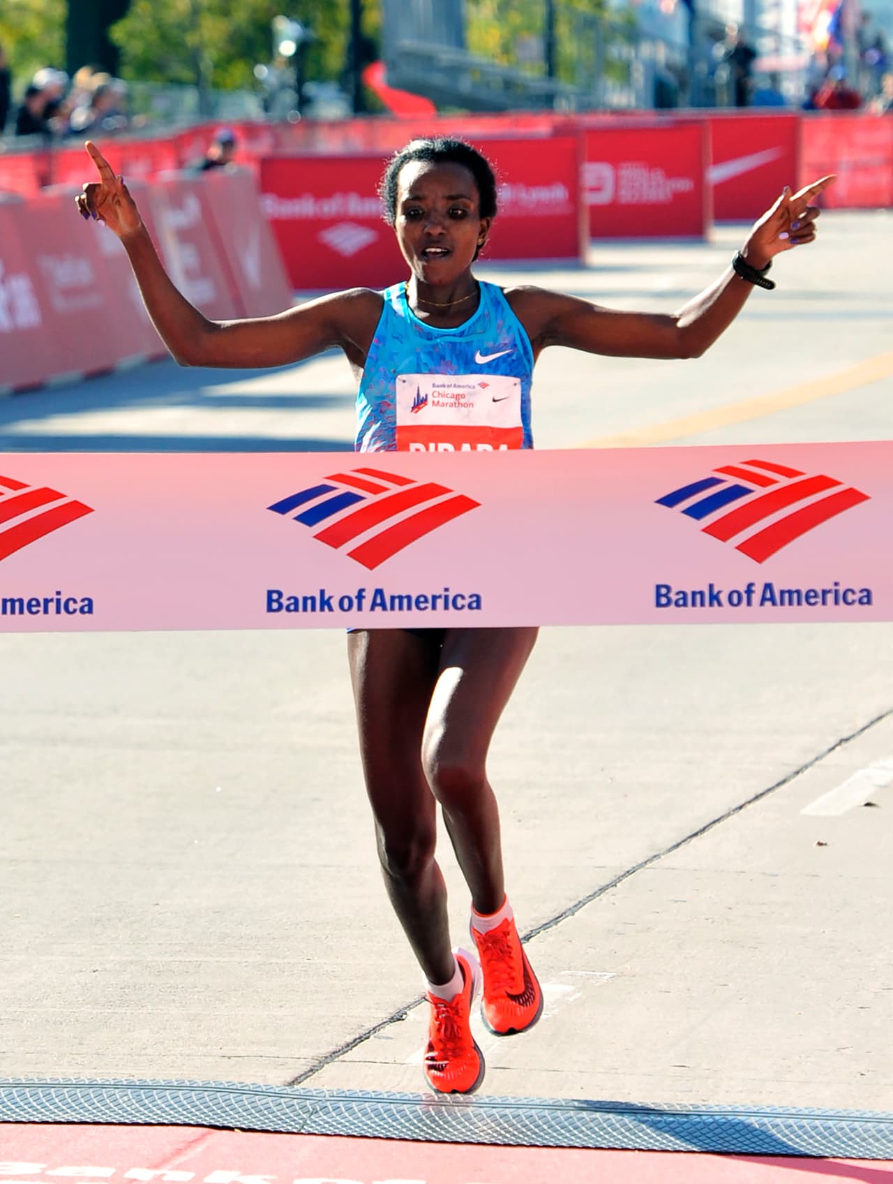 En el caso de las mujeres, la primera en finalizar la carrera fue Tirunesh Dibaba, corredora de Etiopía, quien tuvo una marca de 2 horas, 18 minutos y 31 segundos.