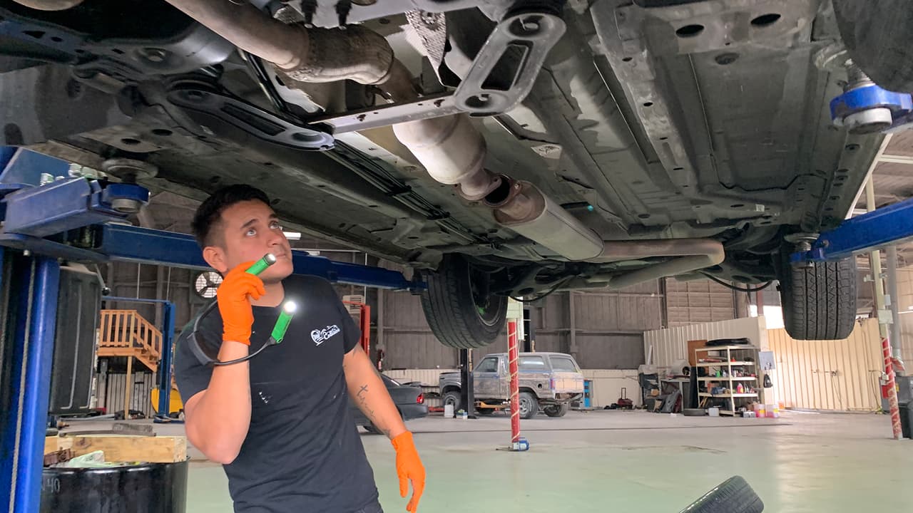 Los 
<a href="https://www.univision.com/local/houston-kxln/balacera-tiroteo-45-houston">catalizadores</a> (o convertidores catalíticos) son valiosos porque contienen tres metales: paladio, rodio y platino.