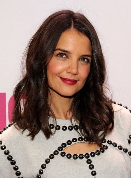 Los rayos ‘UV’ del sol son súper dañinos para la piel! por ello, logra unas mejillas sonrojadas y cálidas, como las de Katie Holmes, colocando un ‘blush’ en tonos rosados, corales y melocotones.